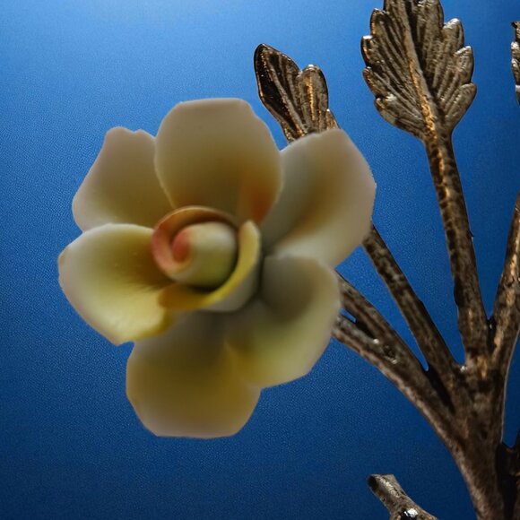 Capodimonte-Style Porcelain Yellow Rose Floral Sculpture – Made in Italy - Picture 10 of 11